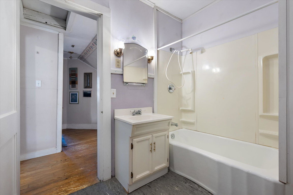 31-Bathroom upstairs