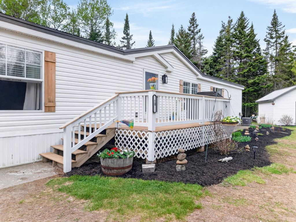 5,10,11 Country Lane Kingfield