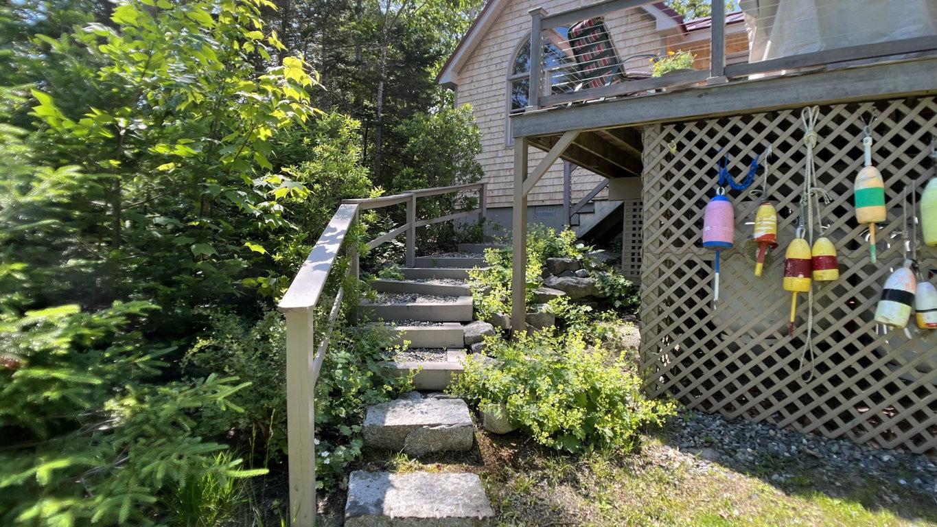 BHBPR_Wood's Point_Stairs to Back Lawn