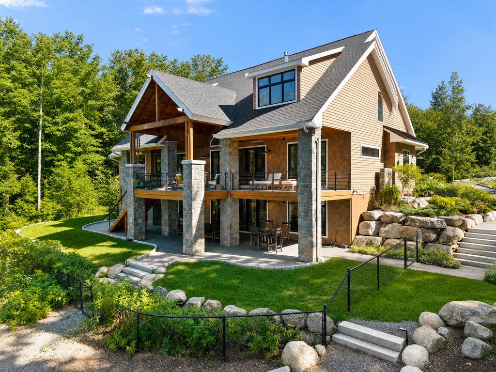 Three levels of living space...