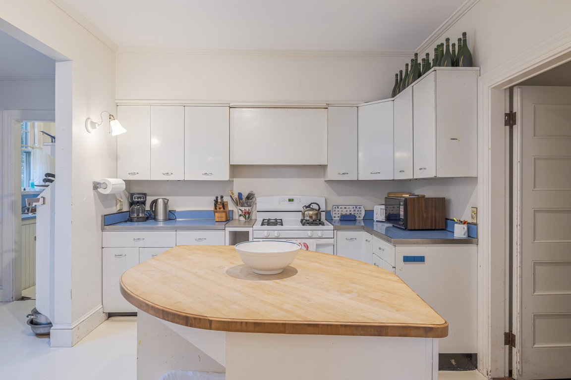 Kitchen with large island