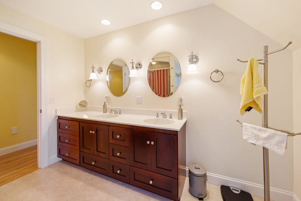 2nd Level Full Bath