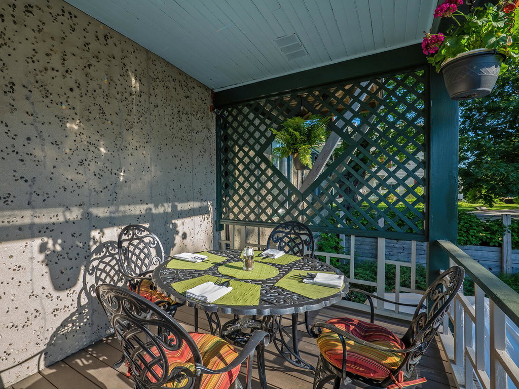 18-Porch dining (13)