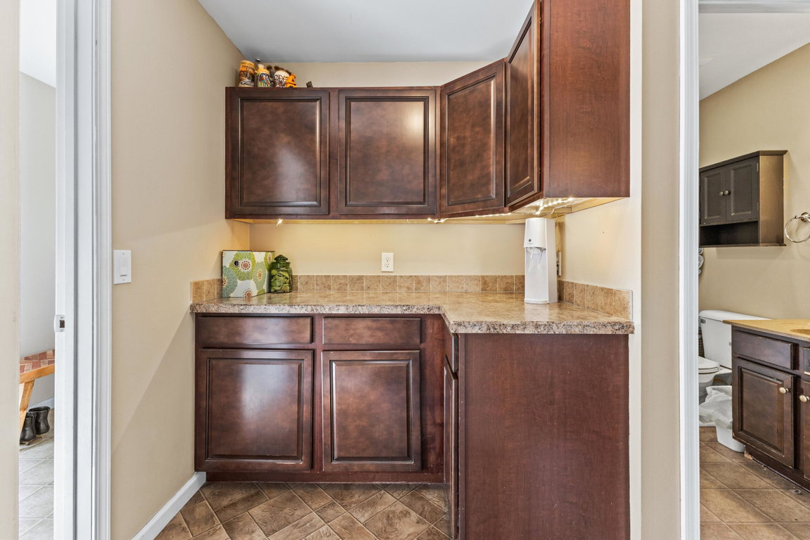 Breakfast Bar/Storage
