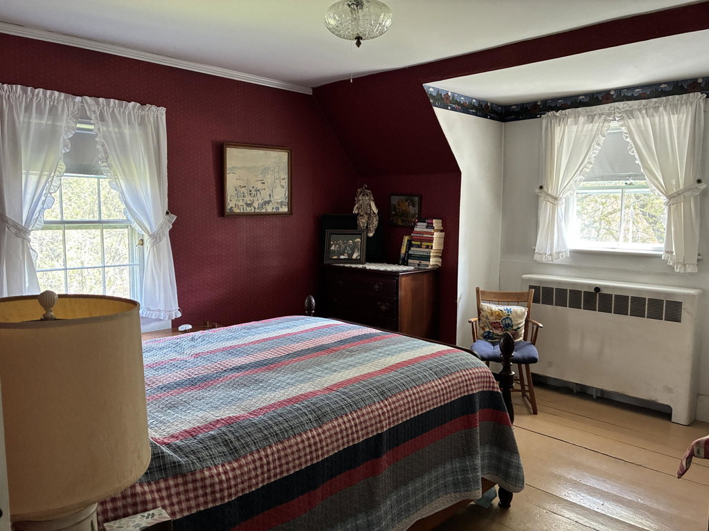 Guest bedroom.