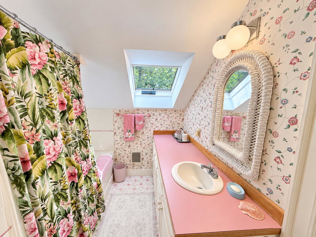 Upstairs Full Bathroom