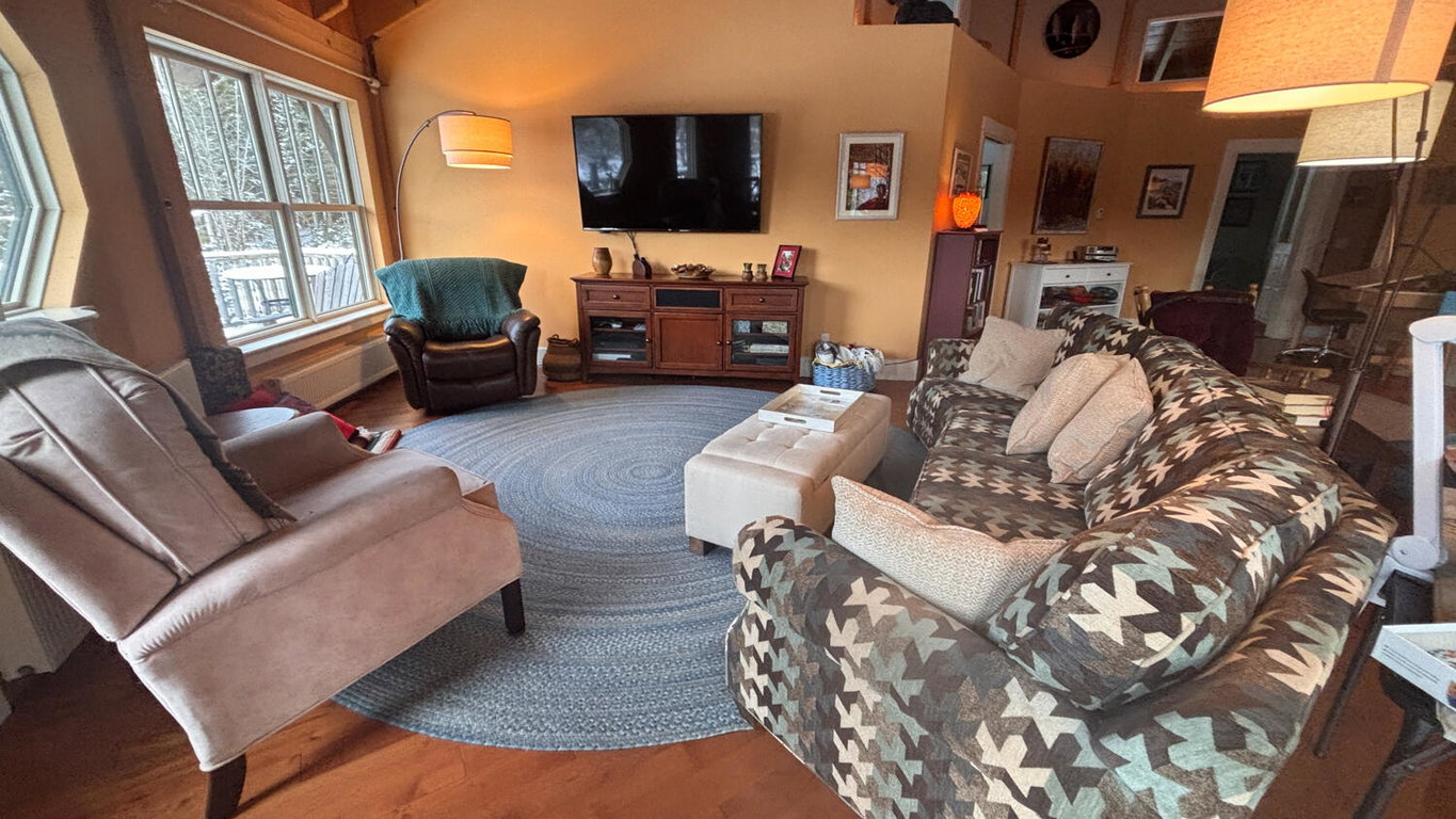 09.Cranberry.Yurt.01.25.Living.04