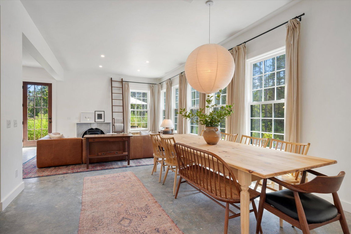 11-Dining Area
