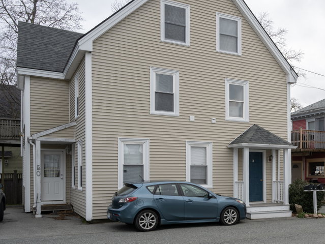 Well maintained 3-unit with side front and rear entries.