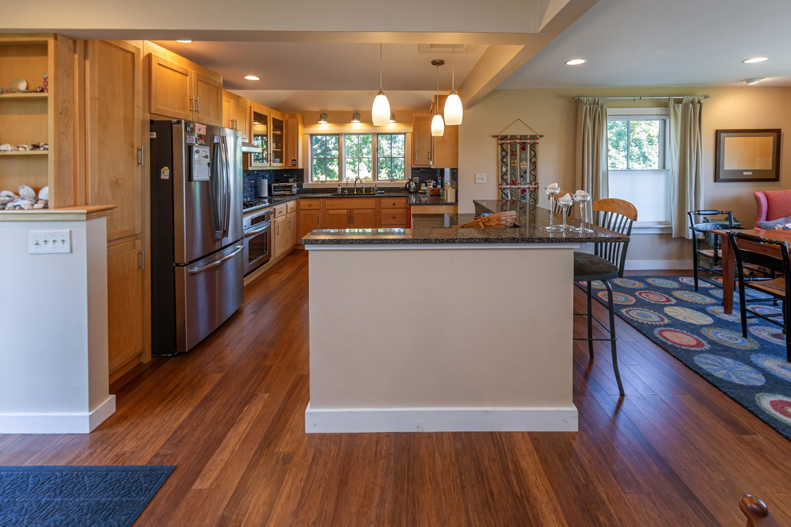 Kitchen & Entry