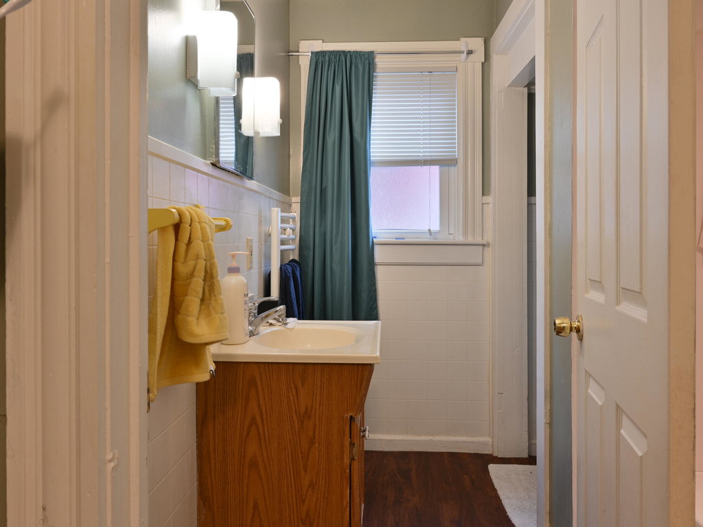 Full Bath Apt 1