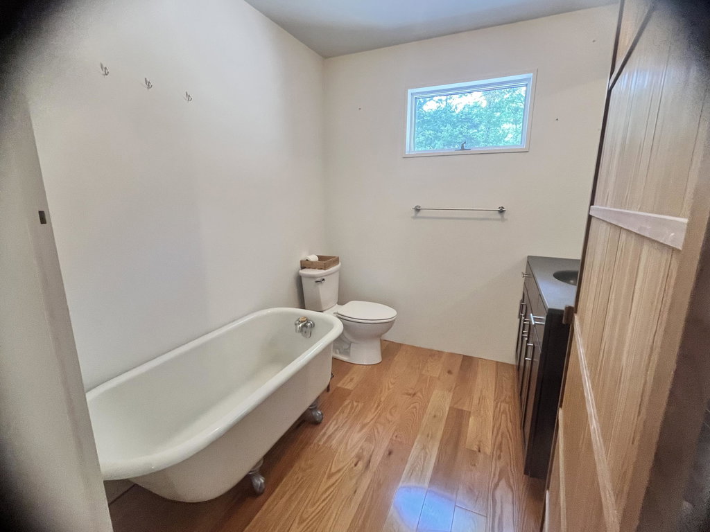 Bath w/clawfoot tub