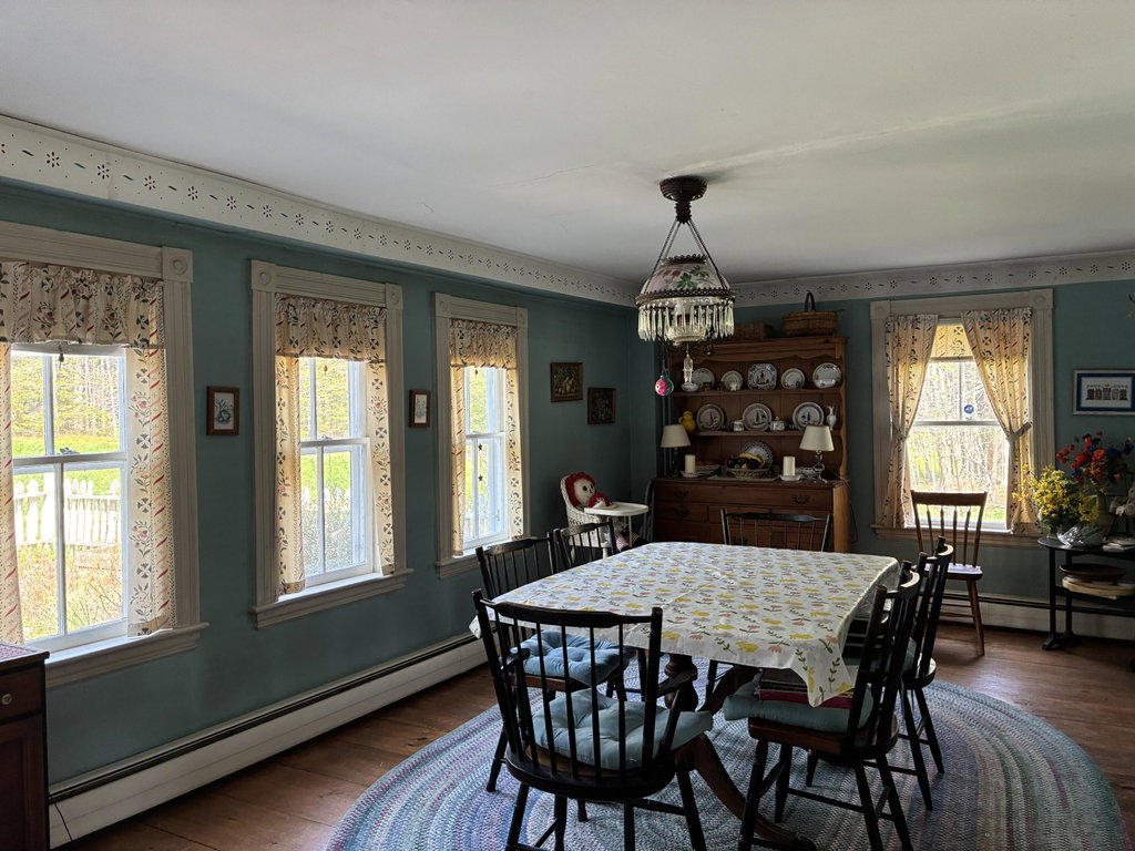 Dining room.