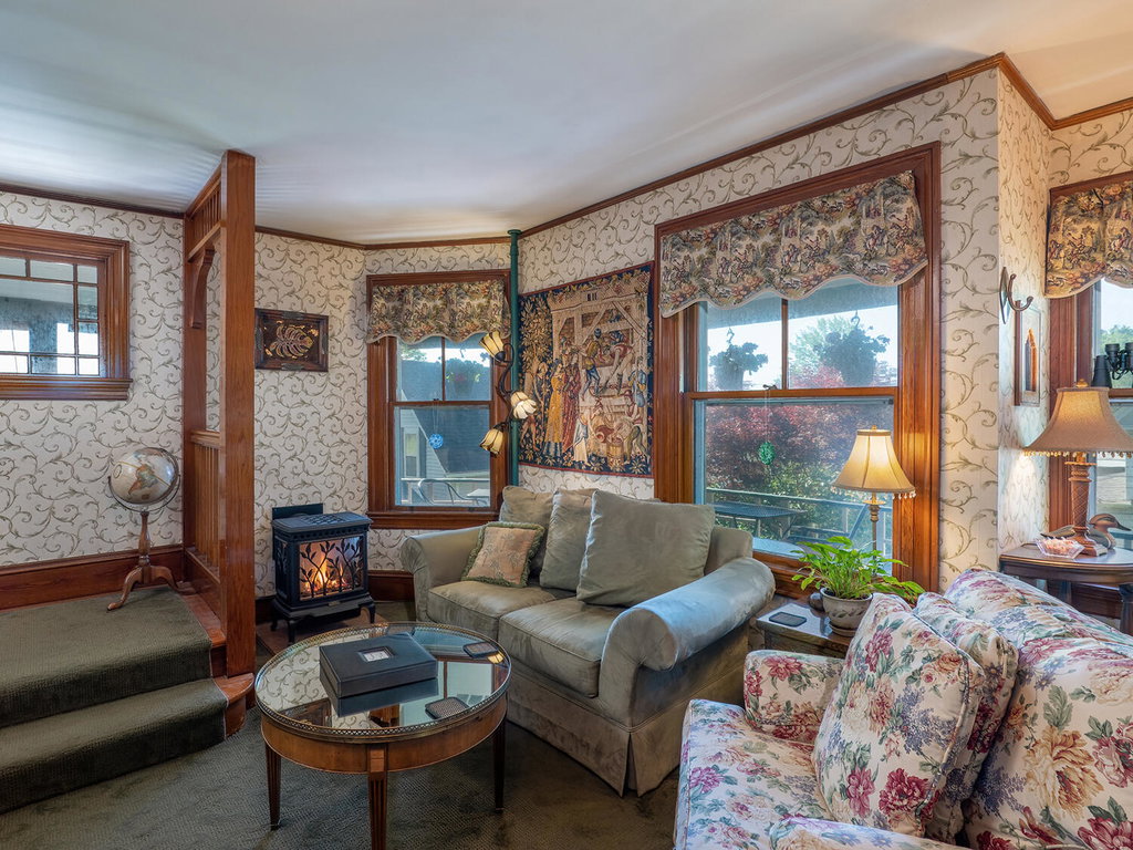 15-Lounge with fireplace (67)