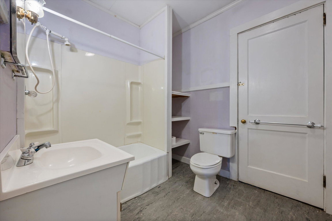 32-Bathroom upstairs