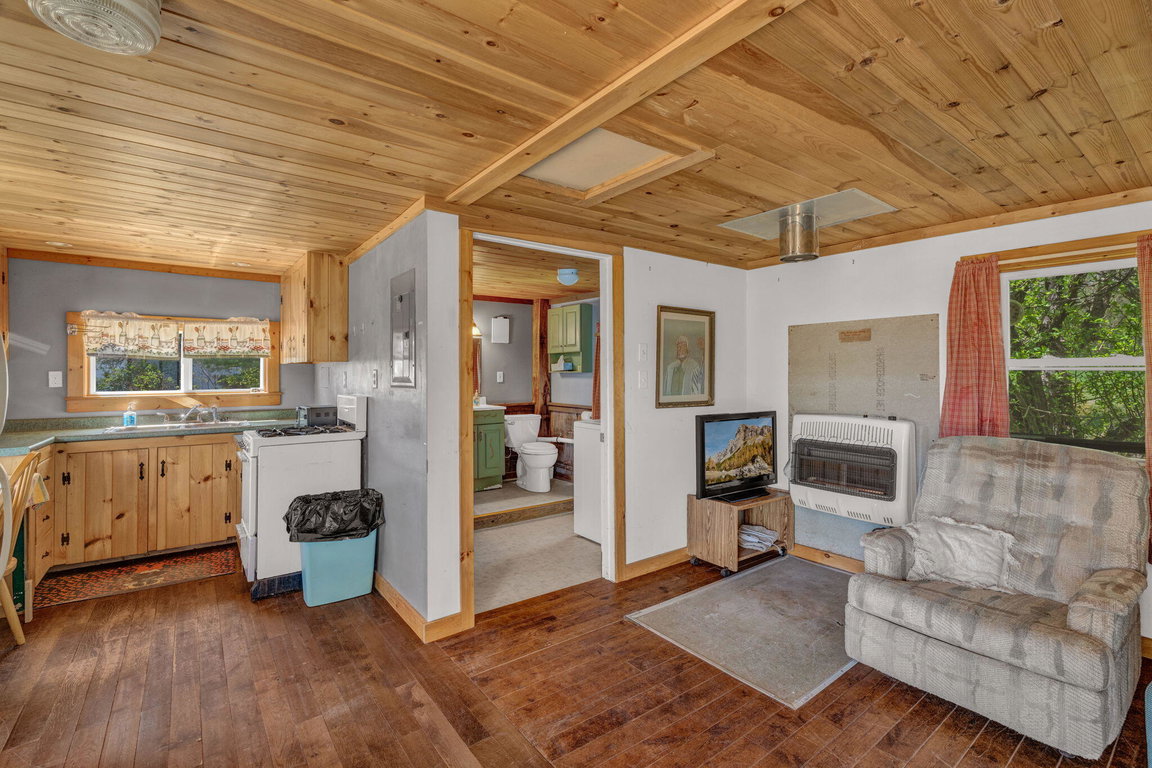 27-web-or-mls-137-w-franklin-rd