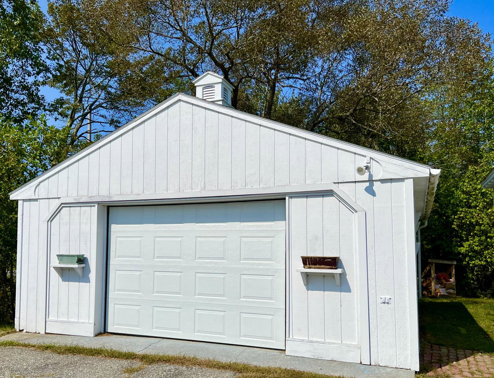 Detached garage