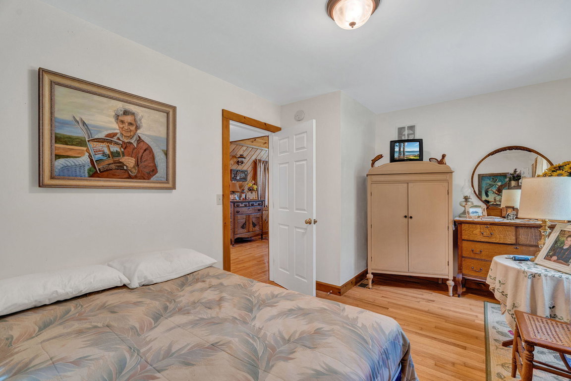 24-web-or-mls-142-e-point-rd