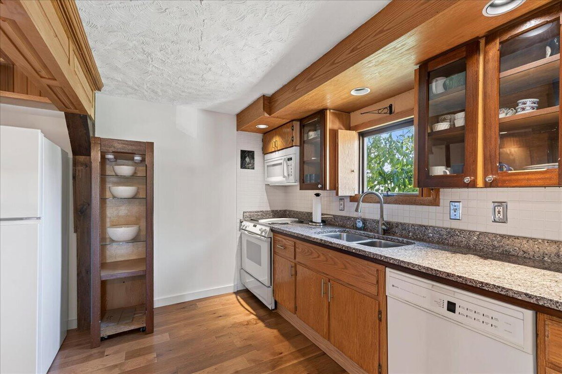 11-107 Ledgelawn Ave (26 of 96)