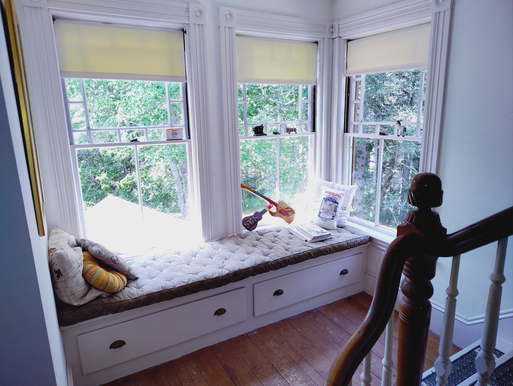 WINDOW SEAT
