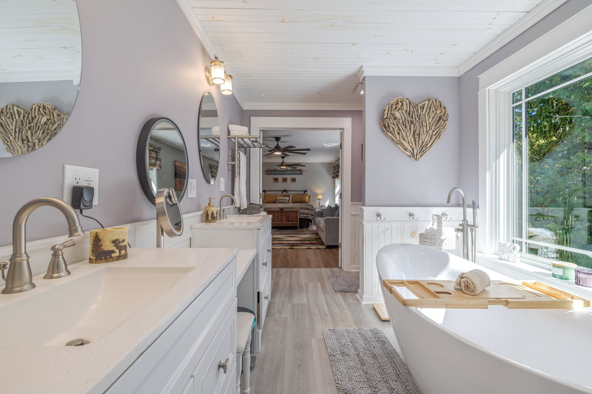 En Suite Full Bath