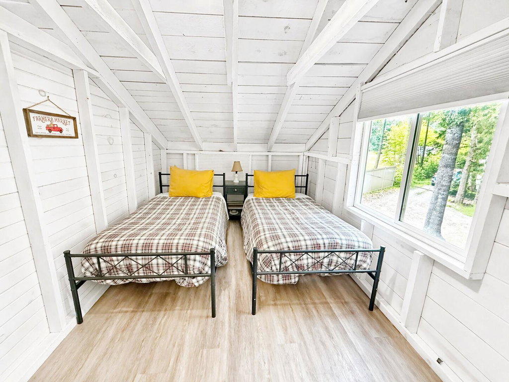 Upstairs bedroom 2