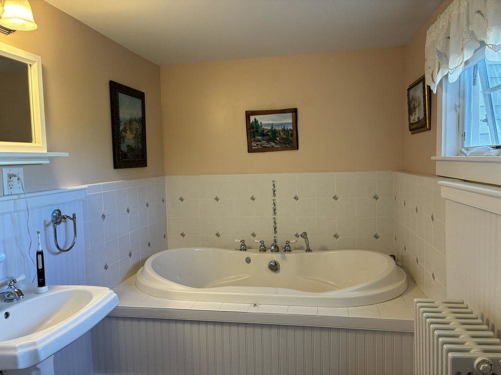 Honeymoon suite full bath, jet tub.