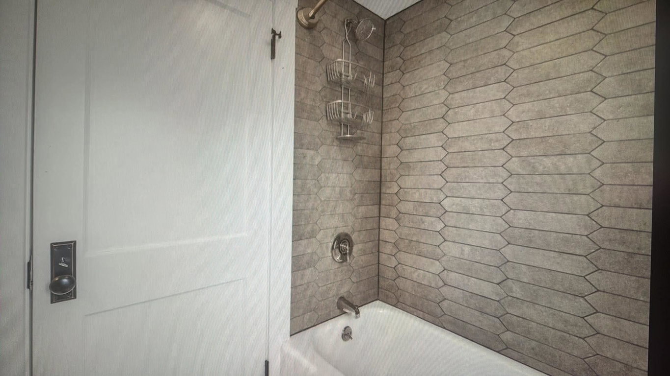 324 upstairs tub