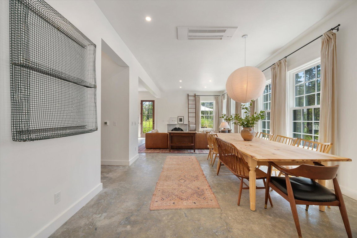 10-Dining Area
