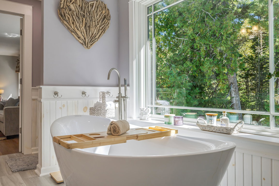 En Suite Full Bath
