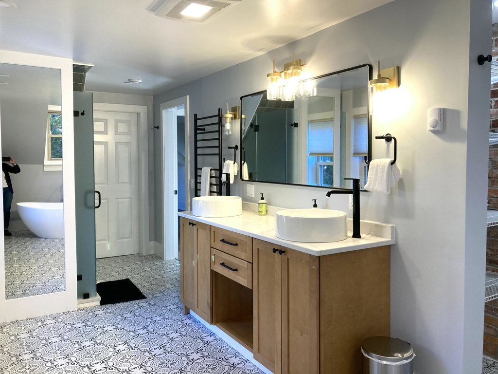 Full bath, 2nd floor.