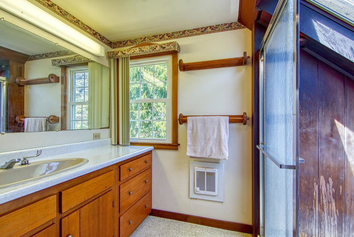 Bathroom 2nd Fl suite