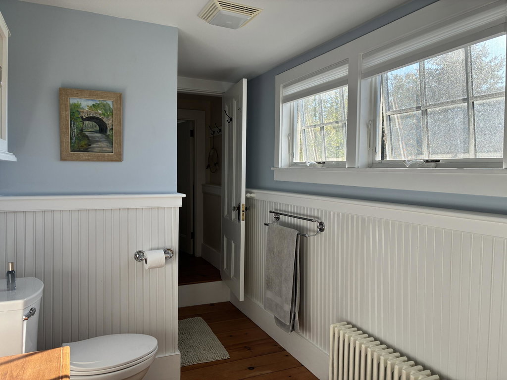Blue suite full bath.