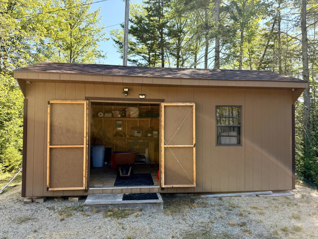 Shed with all the fixins