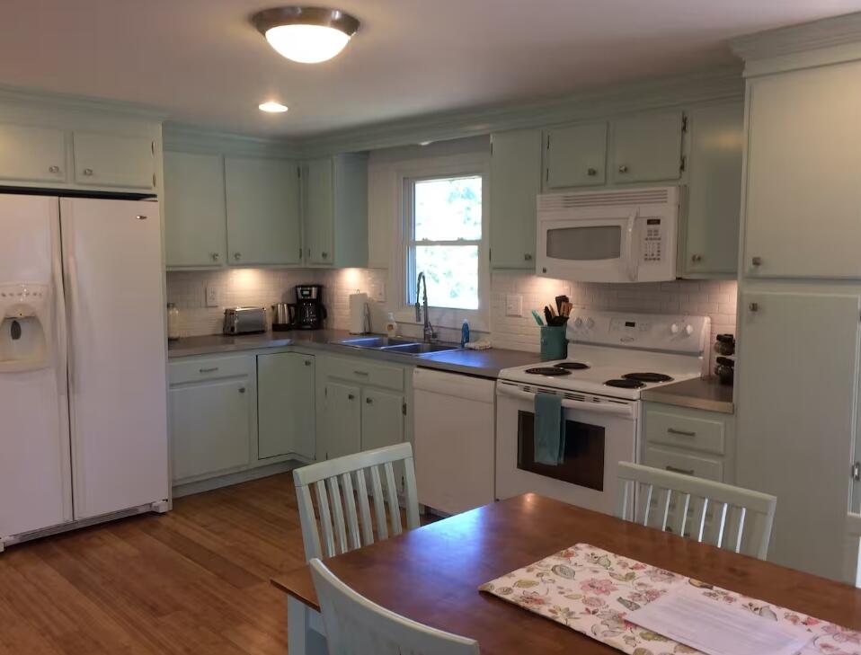 Kitchen/Eat-In Dining Area