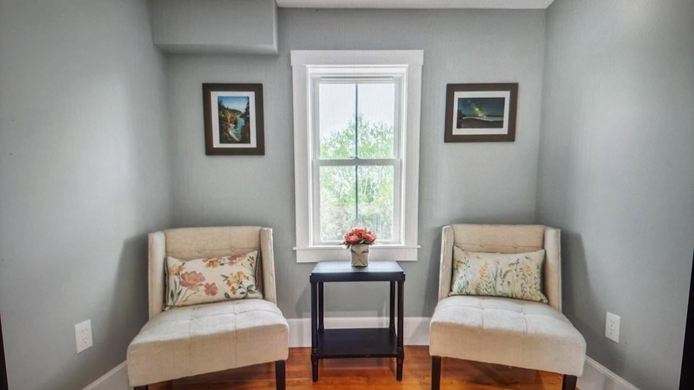 324 upstairs sitting area