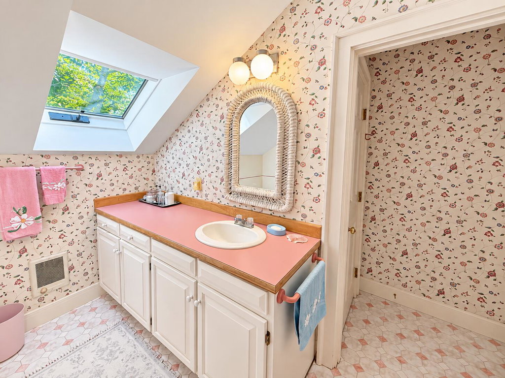 Upstairs Full Bathroom