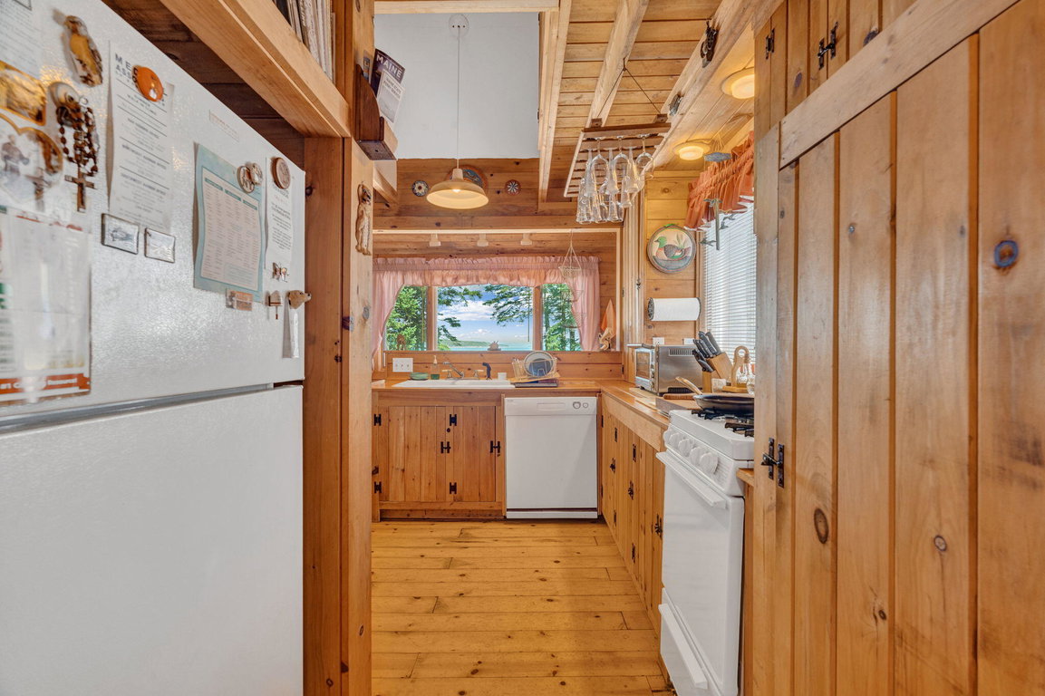 8-web-or-mls-142-e-point-rd