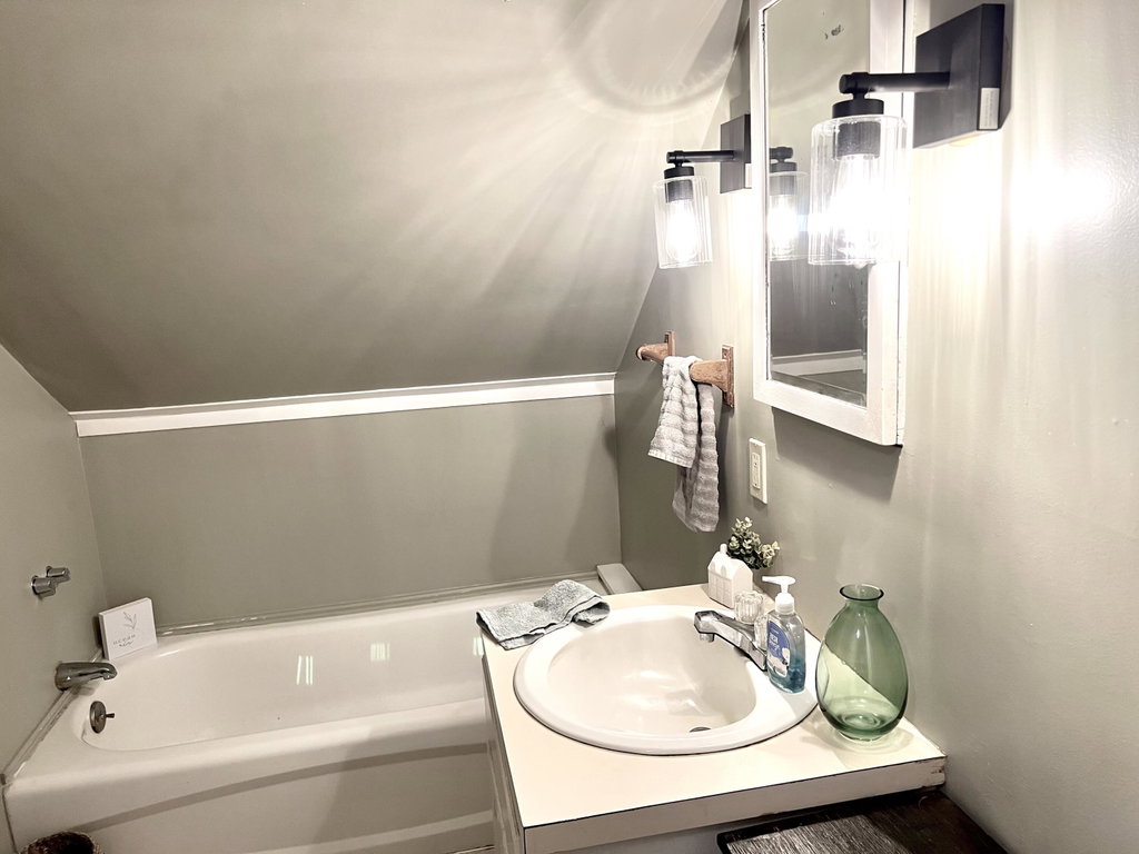 Second floor full bathroom