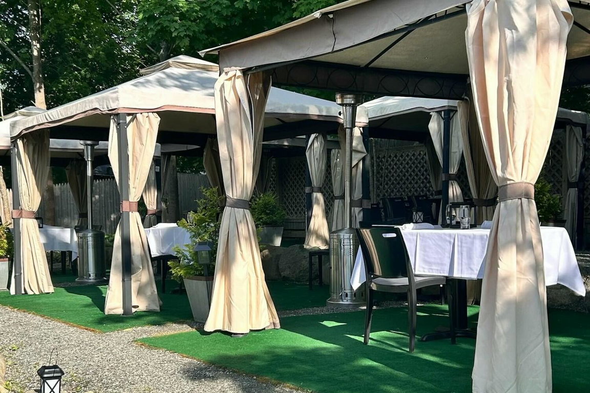 OUTDOOR SEATING