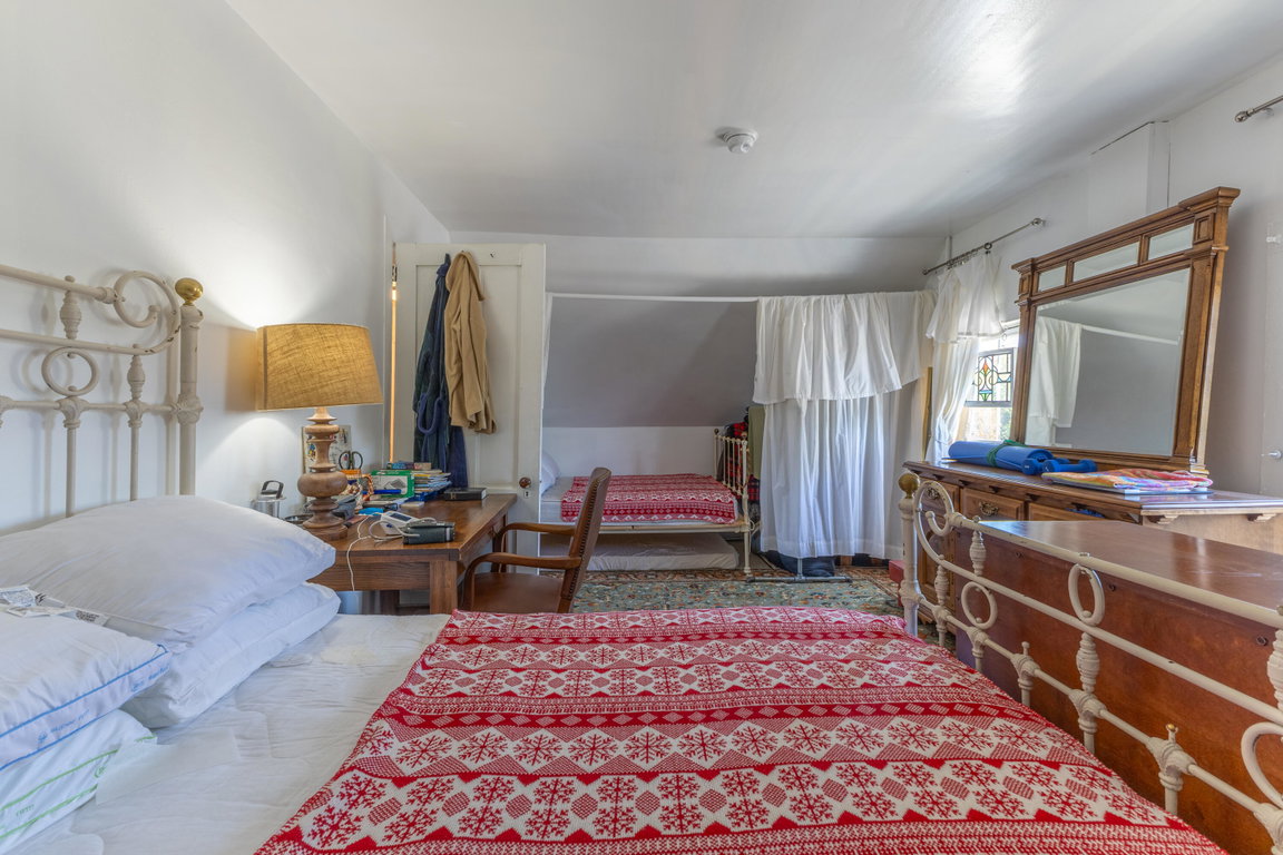 Double bed and alcove.