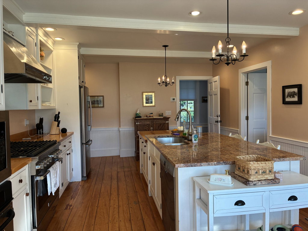 Fabulous kitchen w/granite island.