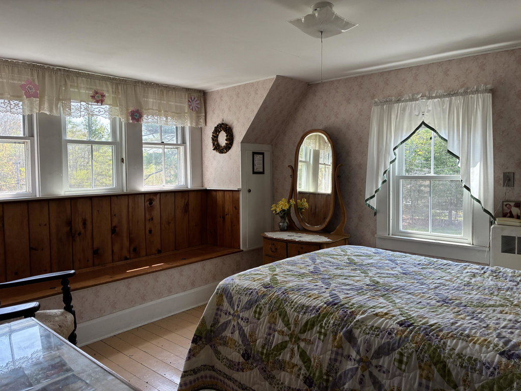 Primary bedroom w/built-ins.