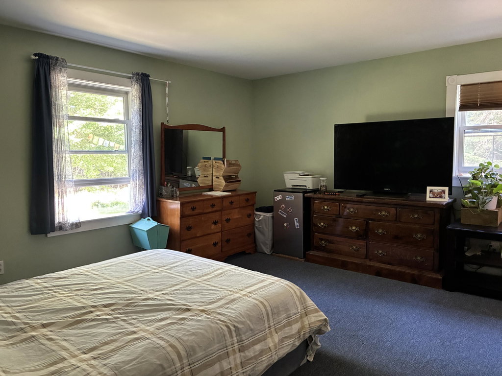 Primary bedroom w/full bath.