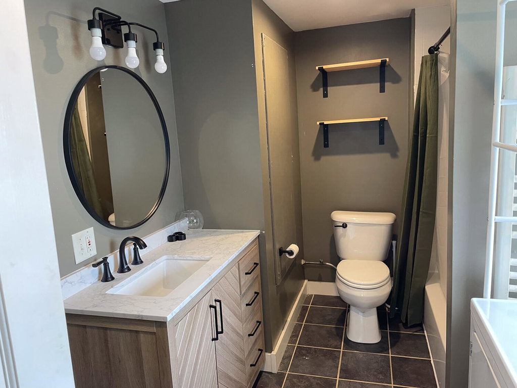 2nd Floor 1 BR unit Bath
