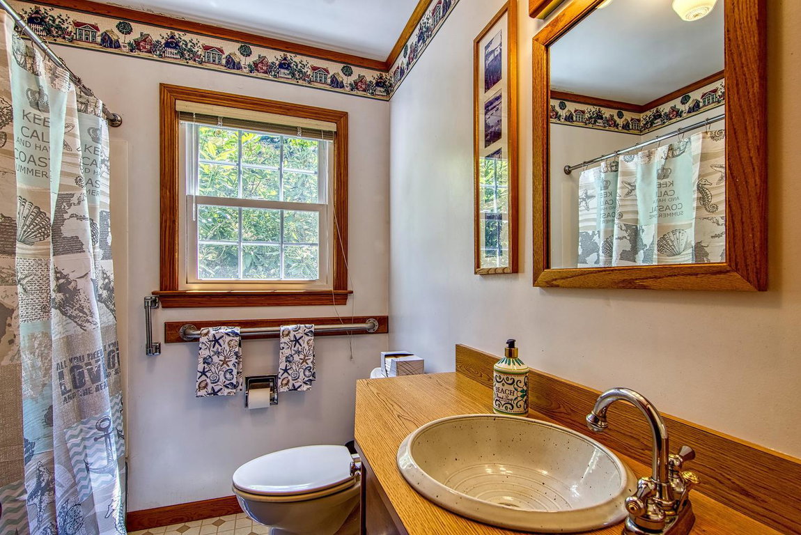 Bathroom 1st floor