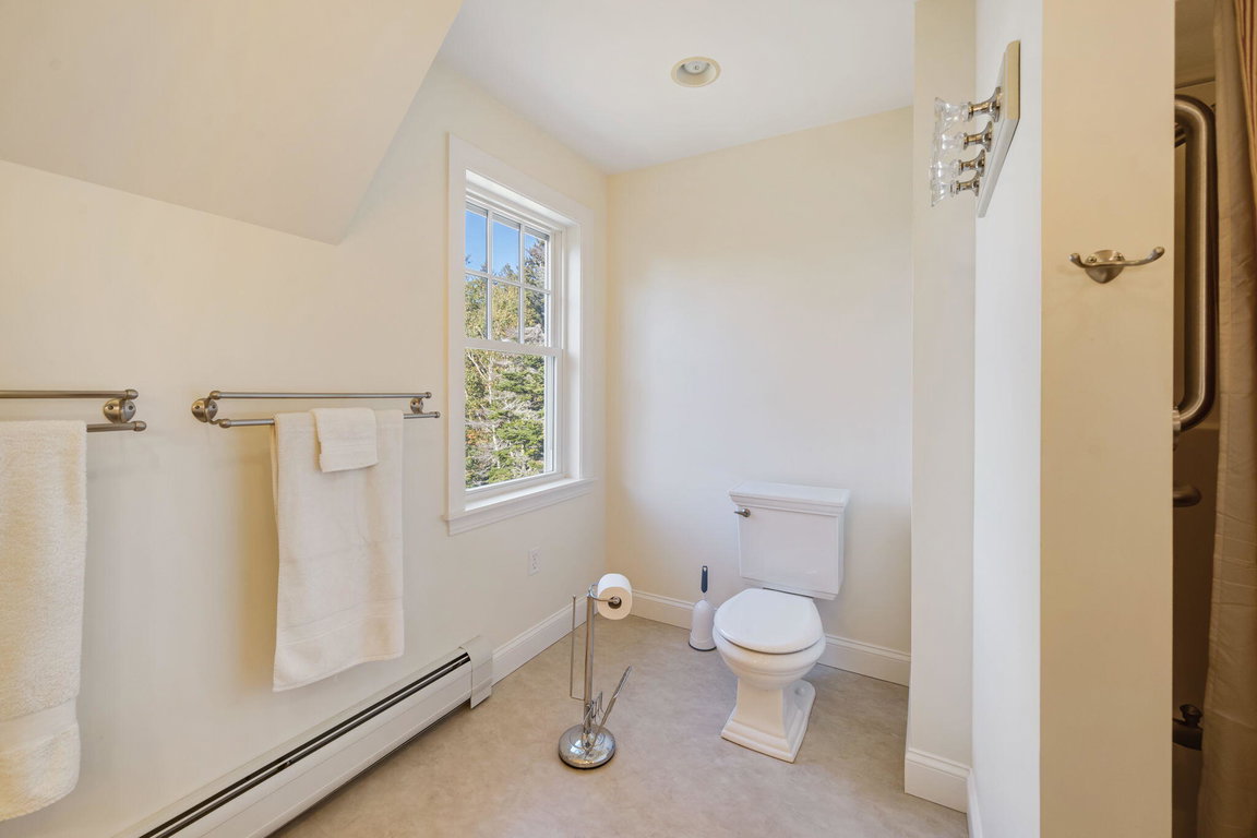 2nd Level Full Bath