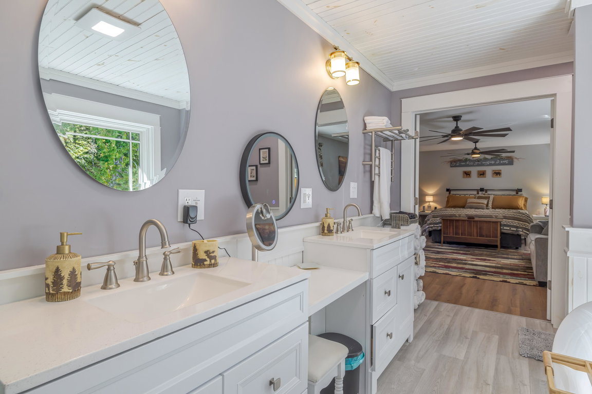 En Suite Full Bath
