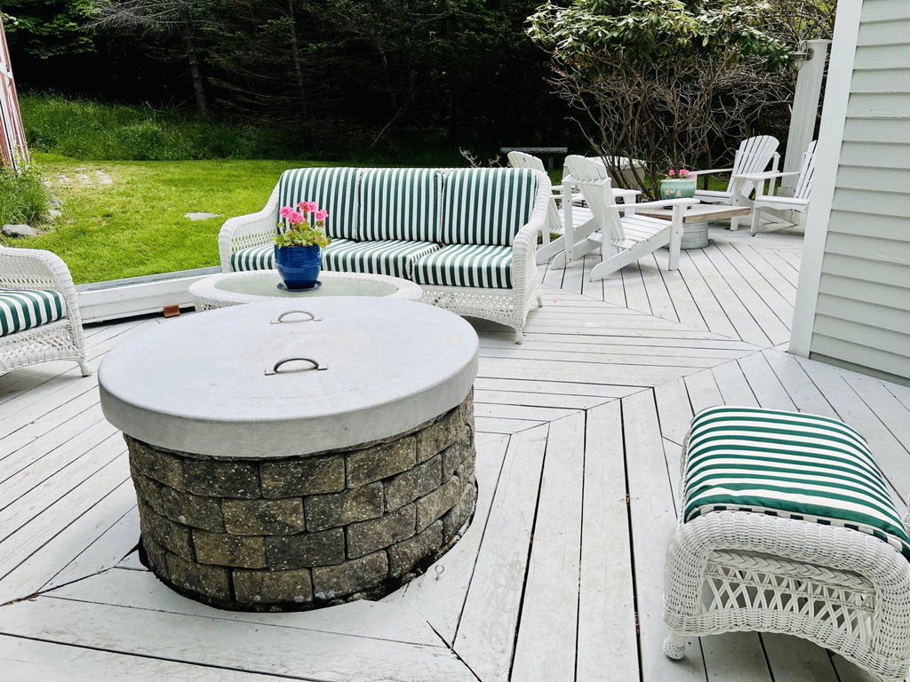 Back patio with fire pit