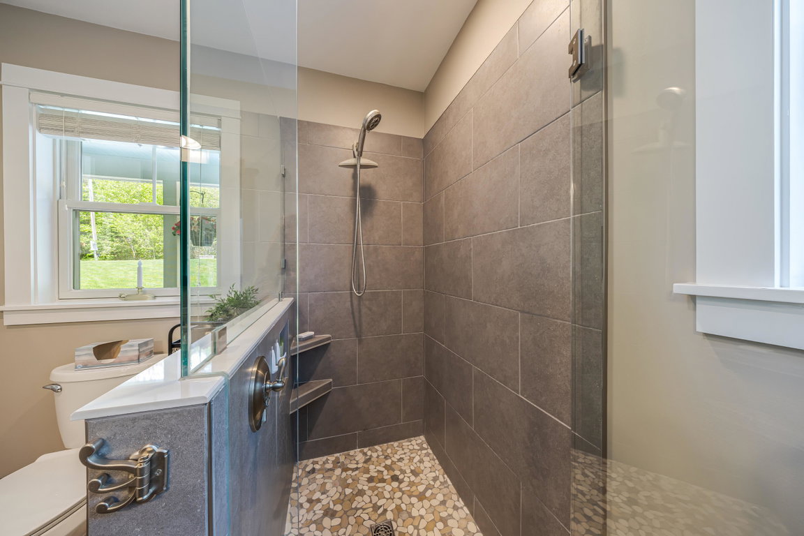 1st Floor Bath